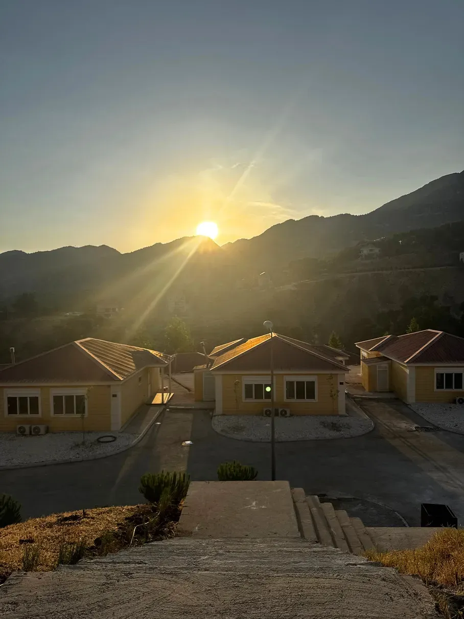 شاليهات Q Village عند الشروق، وأمامها الوادي